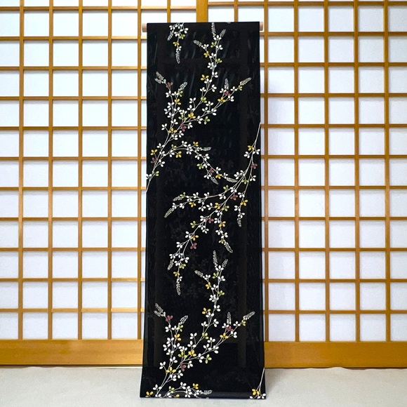 黒地の変わり地紋に縦縞のぼかしと草花　小紋 黒地の変わり地紋に縦縞のぼかしと草花 小紋 - メルカリ