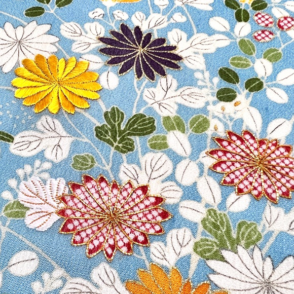 こっくりとした朱色 総刺繍の訪問着 正絹 宝巻に菊の模様 （京呉服 