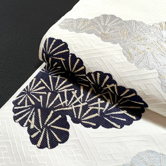 京呉服 塚本 / 紗綾型に松（藍白）九寸名古屋帯