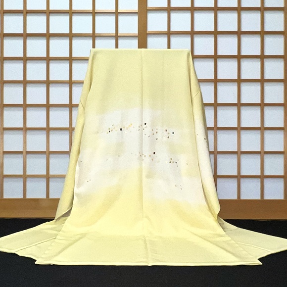 霞暈し切箔刺繡（薄黄地）絵羽コート